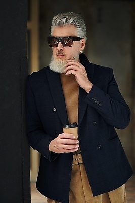 포토 JPG 해외이미지 백인 직업 1 라이프스타일 헤어스타일 응시 옷 남자 커피 벽 중년 컨셉 수염 실내 한명 사람 정장 성인 세로 선글라스 유행 우주 마시기 백발 잡기 비즈니스맨 자신감 우아함 시원함 스마트 옷입기 다락방 심각 피어싱 스타일 힙스터 해외포토 서양인 시선 패션 감정 안경 음료 비즈니스 장신구 모션 내부 생활 직장인 파일형식 이미지허브