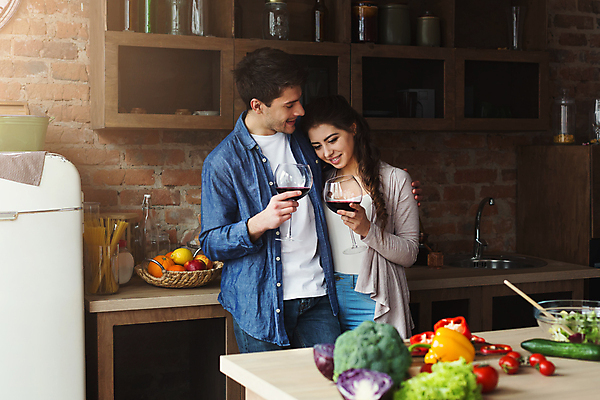 포토 JPG 해외이미지 라이프스타일 커플 남자 행복 음식 2 다이어트 채소 가족 관계 유리 남편 벽돌 주택 함께함 건강 사랑 요리 서기 미소 웃음 사람 내부 두명 주방 와인 식사 저녁식사 샐러드 낭만 마시기 흰색 신선 아내 칼 맛 먹기 허브 준비 다락방 해외포토 식물 감정 컬러 컨셉 모션 재질 주류 표정 건물 생활 파일형식 이미지허브
