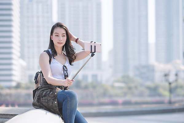 포토 JPG 해외이미지 백인 라이프스타일 여자 행복 유럽 아시아 여행 백그라운드 지도 배낭 휴가 휴식 거리 항해 한명 미소 사람 동양인 성인 야외 여름 유행 여행객 카메라 일본 중국 도시 주말 두바이 백패커 힙스터 해외포토 서양인 1 계절 패션 감정 나라 컨셉 배_교통 가방 표정 인종 생활 전자제품 아랍에미리트 파일형식 이미지허브