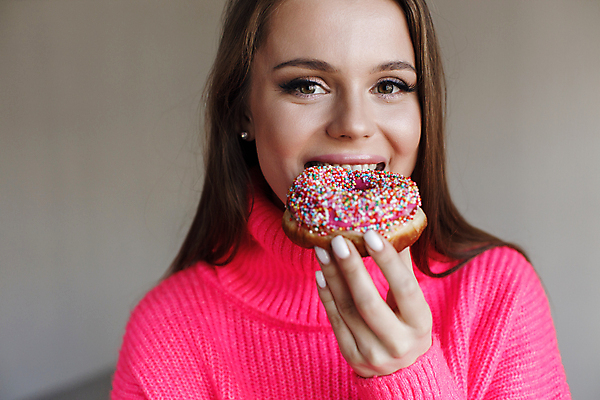 포토 JPG 해외이미지 백인 라이프스타일 헤어스타일 응시 여자 행복 얼굴 음식 분홍색 백그라운드 다이어트 청소년 디저트 건강 한명 성인 뷰티 유행 케이크 빵집 입 도넛 달콤 아침식사 폐기물 설탕 먹기 배고픔 고립 페스츄리 해로움 해외포토 서양인 1 시선 감정 빵 컬러 컨셉 모션 사람 생활 신체부위 상점 식사 맛 쓰레기 파일형식 이미지허브