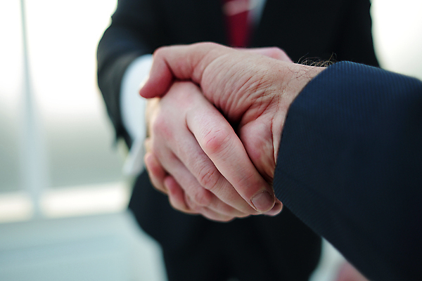 포토 JPG 해외이미지 손 비즈니스 협력 악수 실내 협상 근접촬영 아웃포커스 신체부위 해외포토 뷰포인트 촬영기법 사람 손짓 내부 파일형식 이미지허브