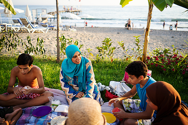포토 JPG 해외이미지 나무 백인 라이프스타일 공원 노년 행복 어린이 음식 바다 백그라운드 밭 중동 가족 자연 엄마 휴가 휴식 함께함 샌드위치 손바닥 사랑 옥수수 미소 사람 소년 여러명 야외 여름 소풍 정원 아빠 결합 이슬람교 점심식사 돌봄 아랍어 해외포토 서양인 식물 손 계절 공공시설 남자 감정 나라 종교 다수 컨셉 농업 관계 모션 곡류 표정 성인 생활 야외활동 식사 생태계 파일형식 이미지허브