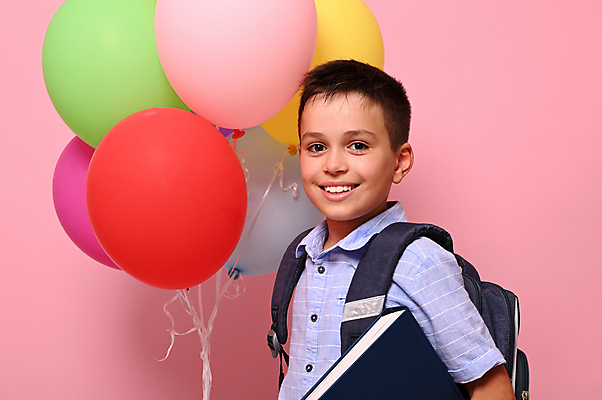 포토 JPG 해외이미지 응시 남자 어린이 한명 소년 상반신 옆모습 풍선 소년한명만 분홍색배경 해외포토 1 시선 뷰포인트 분홍색 백그라운드 사람 남자한명만 소년만 파일형식 이미지허브