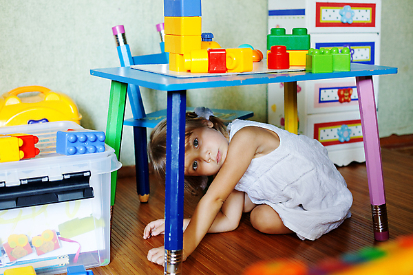 포토 JPG 해외이미지 백인 여자 딸 얼굴 어린이 장난 놀이 탁자 벽돌 바닥 주택 실내 한명 사람 내부 컬러풀 장난감 귀여움 블록 놀이방 기쁨 방 육아 게임 표현 작음 아래 결백 숨기 천진난만 초보 해외포토 서양인 1 감정 컬러 가구 컨셉 가족 모션 건물 신체부위 크기 방향 위치 파일형식 이미지허브