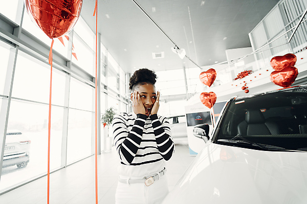 포토 JPG 해외이미지 모델 1 응시 여자 얼굴 백그라운드 비즈니스 교통시설 자동차 새로움 갈색머리 실내 한명 사람 인종 성인 사무실 판매 세일 상점 검은색 흰색 운전사 구매 고객 서비스 싱글 흥분 딜러 보여주기 소매 주인 자동 스타일 해외포토 직업 헤어스타일 시선 감정 육상교통 컬러 교통 컨셉 모션 내부 신체부위 쇼핑 시설 파일형식 이미지허브