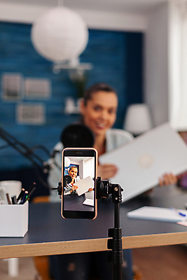 포토 JPG 해외이미지 여자 한명 들기 상반신 성인 앞모습 파란색 스마트폰 촬영 책상 마이크 방송 촬영실 성인여자한명만 유튜버 해외포토 1 뷰포인트 컬러 음향기기 가구 모션 사람 핸드폰 스마트기기 공간 여자한명만 성인여자만 파일형식 크리에이터 이미지허브