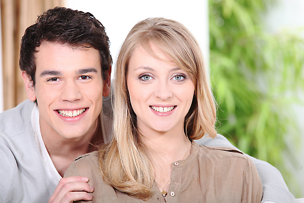 포토 JPG 해외이미지 주간 커플 응시 여자 남자 행복 2 가족 관계 휴식 주택 함께함 실내 사랑 미소 사람 앉기 성인 두명 가로 친구 소파 방 낭만 휴게실 닫기 중앙 길이 리빙 해외포토 자연요소 시선 감정 컨셉 의자 모션 표정 내부 건물 파일형식 이미지허브