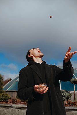 포토 JPG 해외이미지 1 손 응시 행복 감정 얼굴 음식 백그라운드 무늬 다이어트 과일 손가락 수염 아이디어 건강 한명 미소 성인 노란색 희망 기쁨 견과류 가리킴 표현 오픈 자신감 입 발표 사발 치아 먹기 흥분 긍정 땅콩 보여주기 포인트 히스패닉 해외포토 시선 컬러 컨셉 모션 표정 사람 손짓 신체부위 금융 소화기관 사기그릇 파일형식 이미지허브