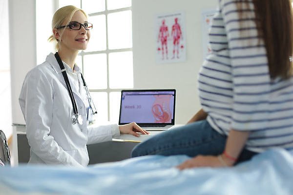 포토 JPG 해외이미지 백인 라이프스타일 여자 행복 엄마 실내 건강 병원 한명 미소 사람 동양인 약 임신 장비 시험 환자 의사 맥박 예측 토론 상담 약속 긍정 태아 돌봄 헬프 복부 해외포토 서양인 1 교육 감정 컨셉 의학 가족 모션 표정 인종 내부 생활 신체부위 의료진 도움 파일형식 이미지허브