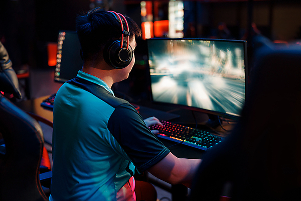 포토 JPG 해외이미지 남자 한명 상반신 성인 취미 옆모습 모니터 헤드셋 경쟁 게임 키보드 사이버 게이머 성인남자한명만 해외포토 1 뷰포인트 음향기기 컨셉 놀이 사람 컴퓨터 헤드폰 남자한명만 성인남자만 파일형식 이미지허브