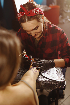 포토 JPG 해외이미지 손 디자인 여자 의자 실내 미술 앉기 상반신 성인 두명 앞모습 뒷모습 잡기 작업 그리기 문신 고객 예술가 팔 손뻗기 타투이스트 스타일 성인여자만 해외포토 직업 뷰포인트 가구 모션 문화예술 사람 내부 신체부위 여자만 성인만 파일형식 이미지허브