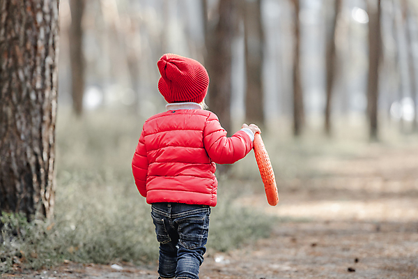 포토 JPG 해외이미지 주간 서양인 여자 어린이 한명 들기 야외 뒷모습 아웃포커스 장난감 걷기 숲속 비니 패딩 소녀한명만 해외포토 자연요소 외국인 모자_잡화 1 뷰포인트 모션 촬영기법 사람 점퍼 숲 여자한명만 소녀만 파일형식 이미지허브