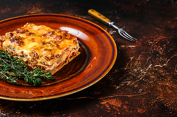 포토 JPG 해외이미지 접시 실내 사람없음 라자냐 나무배경 해외포토 식기 백그라운드 내부 이탈리아음식 파일형식 이미지허브