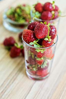 포토 JPG 해외이미지 딸기 사람없음 아웃포커스 컵 담기 나무탁자 해외포토 식기 과일 모션 탁자 촬영기법 파일형식 이미지허브