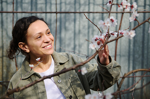 포토 JPG 해외이미지 식물 백인 계절 꽃잎 꽃 유럽 꽃무늬 자연 한명 미소 웃음 야외 여름 환경 정원 봄 성장 벚꽃 나뭇가지 개화 미녀 원예 향기 냄새 히스패닉 다민족 카피스페이스 해외포토 서양인 나무 1 나라 무늬 표정 사람 취미 공백 미인 생태계 파일형식 이미지허브