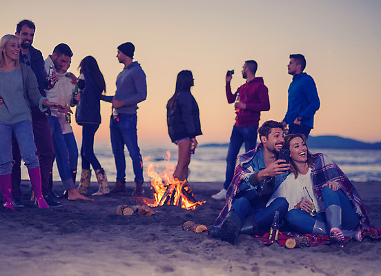 포토 JPG 해외이미지 전신 커플 여자 남자 함께함 서기 웃음 들기 앉기 여러명 성인 해변 야외 앞모습 옆모습 친구 캠핑 야간 모닥불 성인만 해외포토 자연요소 바다 뷰포인트 다수 컨셉 관계 모션 불 레저 표정 사람 파일형식 이미지허브