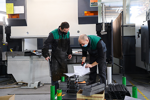 포토 JPG 해외이미지 응시 남자 산업 공장 실내 마스크 들기 상반신 성인 두명 앞모습 옆모습 기계 장비 성인남자만 해외포토 시선 뷰포인트 공업 모션 사람 내부 남자만 성인만 파일형식 이미지허브