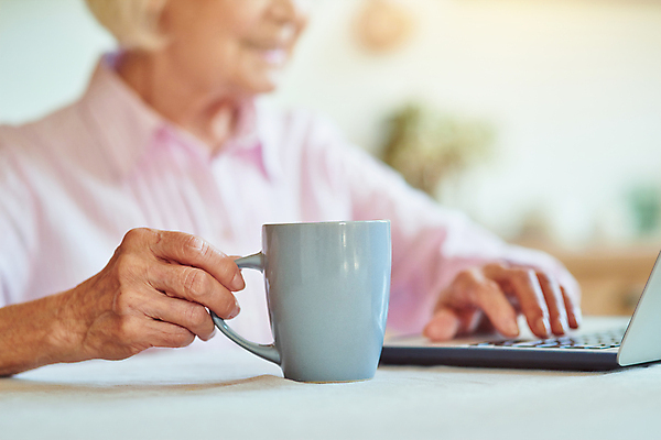 포토 JPG 해외이미지 백인 1 라이프스타일 응시 여자 노년 행복 얼굴 커피 음료 주택 실내 한명 미소 사람 앉기 내부 컵 노트북 컴퓨터 스크린 작업 뜨거움 닫기 차 은퇴 긍정 타입 옛날 혼자 노화 카피스페이스 해외포토 서양인 식기 시선 감정 컨셉 모션 표정 성인 건물 생활 신체부위 전자제품 공백 파일형식 이미지허브