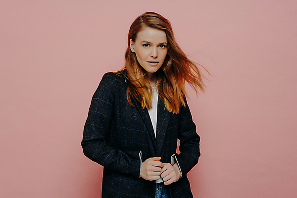 포토 JPG 해외이미지 백인 응시 여자 행복 감정 벽 분홍색 포즈 백그라운드 신체 한명 서기 미소 사람 빛 갈색 유행 어둠 재킷 흰색 중앙 정상 웨이브 긍정 생강 길이 빨간머리 정중 표현성 해외포토 서양인 1 헤어스타일 시선 컬러 컨셉 채소 모션 표정 외투 파일형식 이미지허브