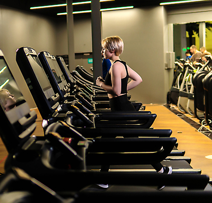 포토 JPG 해외이미지 라이프스타일 여자 행복 스포츠 포즈 운동화 신체 모션 실내 건강 한명 사람 성인 운동복 달리기 조깅 운동 건강관리 힘 기계 장비 몸무게 날씬함 연습 체육관 런닝머신 달리기선수 선로 양발 해외포토 1 옷 감정 신발 관리 내부 생활 운동기구 몸매 육상선수 파일형식 이미지허브