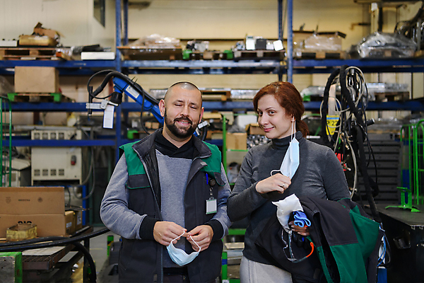 포토 JPG 해외이미지 직업 여자 남자 산업 공장 실내 마스크 들기 상반신 성인 두명 앞모습 엔지니어 보안경 성인만 해외포토 뷰포인트 공업 모션 사람 내부 기술자 안전장비 파일형식 이미지허브