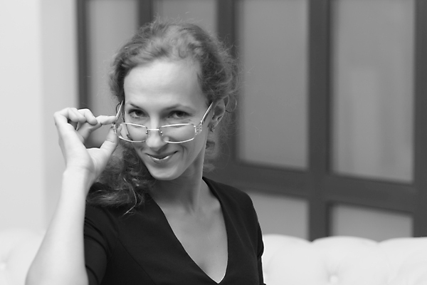 포토 JPG 해외이미지 백인 모델 직업 1 학생 라이프스타일 손 응시 여자 행복 안경 얼굴 포즈 백그라운드 비즈니스 성공 갈색머리 한명 사람 성인 뷰티 유행 카메라 기쁨 흰색 업무 비즈니스우먼 자신감 긍정 고립 스타일 해외포토 서양인 헤어스타일 시선 잡화 감정 컬러 컨셉 생활 신체부위 전자제품 작업 직장인 파일형식 이미지허브