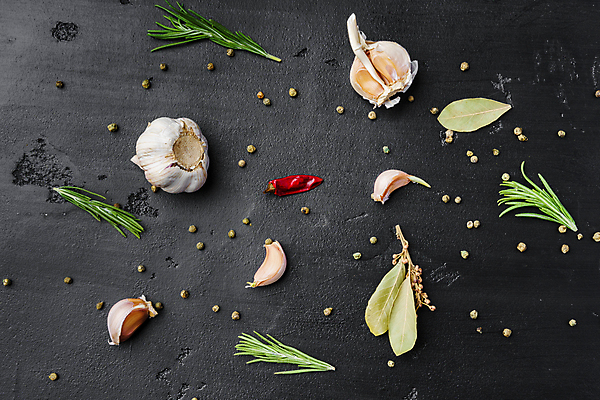 포토 JPG 해외이미지 식재료 검은배경 실내 마늘 사람없음 향신료 로즈메리 말린고추 월계수 통후추 해외포토 백그라운드 채소 고추 내부 검은색 허브 후추 향미료 파일형식 이미지허브