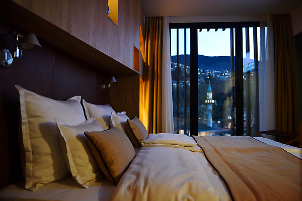 포토 JPG 해외이미지 침구 호텔 휴식 조명 실내 사람없음 건물 빛 인테리어 침대 커튼 저녁 객실 창밖 해외포토 건축물 디자인 가구 컨셉 창문 숙소 내부 야간 파일형식 이미지허브