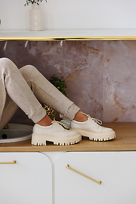 포토 JPG 해외이미지 모델 라이프스타일 여자 행복 신발 바지 친절 거리 사람 정장 성인 사람없음 야외 빛 컬러풀 뷰티 유행 봄 도시 시원함 유혹 입술 스타일 해외포토 옷 계절 감정 컬러 컨셉 하의 생활 신체부위 파일형식 이미지허브