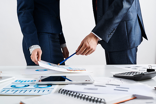 포토 JPG 해외이미지 여자 남자 비즈니스 회의 색연필 실내 들기 상반신 성인 두명 옆모습 마주보기 비즈니스맨 비즈니스우먼 문서 성인만 해외포토 뷰포인트 모션 학용품 사람 내부 직장인 파일형식 이미지허브