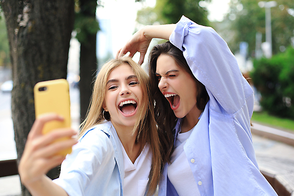 포토 JPG 해외이미지 주간 응시 여자 여행 웃음 들기 손짓 상반신 성인 야외 두명 옆모습 아웃포커스 스마트폰 여행객 셀프카메라 성인여자만 해외포토 자연요소 시선 뷰포인트 모션 촬영기법 표정 사람 핸드폰 스마트기기 사진촬영 여자만 성인만 파일형식 이미지허브