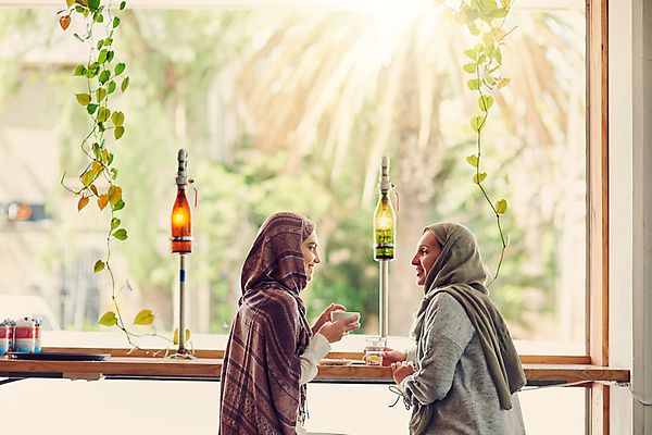 포토 JPG 해외이미지 라이프스타일 응시 여자 행복 커피 가족 함께함 실내 들기 앉기 상반신 20대 성인 두명 옆모습 친구 카페 커피잔 이슬람교 창가 성인여자만 해외포토 시선 감정 종교 음료 뷰포인트 컨셉 창문 관계 모션 잔 사람 청년 내부 생활 상점 여자만 성인만 파일형식 이미지허브