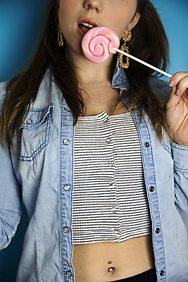 포토 JPG 해외이미지 백인 모델 헤어스타일 여자 행복 얼굴 음식 분홍색 백그라운드 돈 다이어트 디저트 막대사탕 사탕 사람 사람없음 컬러풀 뷰티 유행 기쁨 립스틱 흰색 못 화려 달콤 손톱관리 먹기 만들기 강렬 팝 스타일 해외포토 서양인 감정 컬러 컨셉 모션 건강 신체부위 화장품 공구 재산 맛 네일아트 파일형식 이미지허브