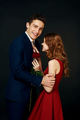 포토 JPG 해외이미지 백인 커플 여자 남자 포옹 들기 상반신 성인 두명 장미 낭만 우아함 성인만 해외포토 서양인 꽃 컨셉 관계 안기 모션 사람 파일형식 이미지허브