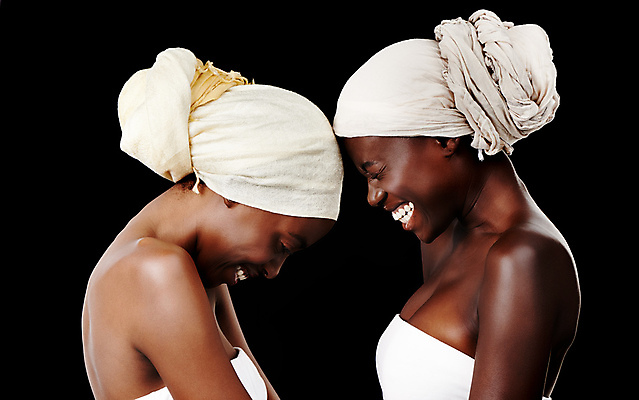 포토 JPG 해외이미지 모델 여자 백그라운드 웃음 상반신 성인 두명 수건 뷰티 마주보기 우아함 피부 성인여자만 카피스페이스 해외포토 컨셉 모션 표정 사람 신체부위 위생용품 공백 여자만 성인만 파일형식 이미지허브