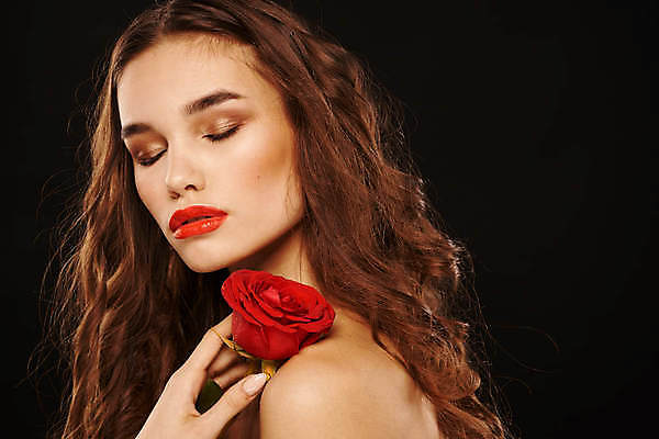 포토 JPG 해외이미지 백인 여자 포즈 한명 들기 상반신 성인 옆모습 화장 뷰티 장미 눈감음 성인여자한명만 해외포토 서양인 1 꽃 뷰포인트 모션 사람 여자한명만 성인여자만 파일형식 이미지허브