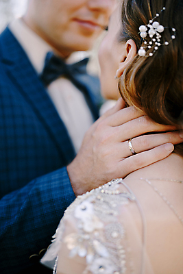 포토 JPG 해외이미지 서양인 여자 남자 웨딩드레스 결혼식 사랑 정장 근접촬영 상반신 성인 야외 두명 앞모습 뒷모습 결혼반지 신랑신부 성인만 웨딩촬영 해외포토 외국인 드레스 옷 감정 신부_웨딩 뷰포인트 신랑 결혼 사람 반지 기념사진 파일형식 이미지허브