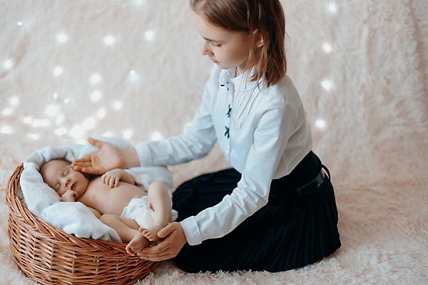 포토 JPG 해외이미지 전신 여자 어린이 실내 앉기 두명 앞모습 옆모습 눕기 바구니 아기 잠 자매 여동생 언니 돌봄 여자만 해외포토 뷰포인트 가족 모션 사람 내부 동생 파일형식 이미지허브
