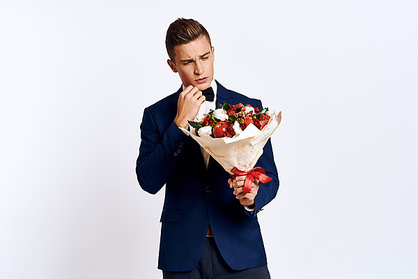 포토 JPG 해외이미지 응시 기념일 남자 꽃 부케 결혼 실내 한명 서기 들기 정장 상반신 성인 앞모습 성인남자한명만 해외포토 식물 1 시선 옷 뷰포인트 꽃다발 모션 사람 이벤트 내부 남자한명만 성인남자만 파일형식 이미지허브