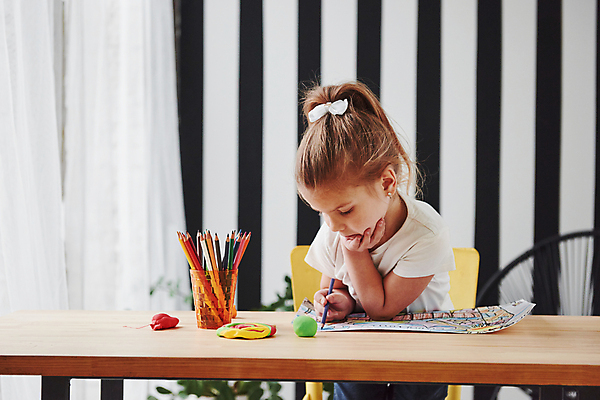 포토 JPG 해외이미지 서양인 여자 어린이교육 어린이 의자 실내 미술 한명 앉기 상반신 앞모습 턱괴기 그리기 책상 그림 연필꽂이 미술교육 소녀한명만 해외포토 외국인 1 교육 뷰포인트 가구 모션 문화예술 문구용품 사람 내부 여자한명만 소녀만 파일형식 이미지허브