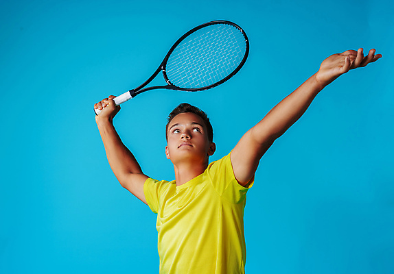 포토 JPG 해외이미지 응시 남자 서브 실내 한명 들기 상반신 성인 옆모습 올려보기 테니스 테니스라켓 파란배경 테니스선수 손뻗기 성인남자한명만 해외포토 1 시선 뷰포인트 백그라운드 모션 운동선수 사람 내부 파란색 구기 라켓 남자한명만 성인남자만 파일형식 이미지허브