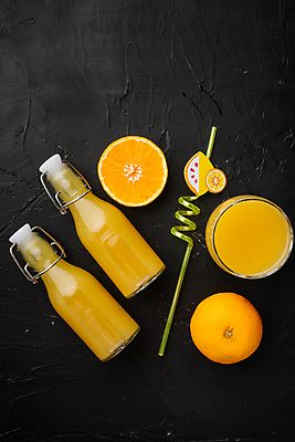 포토 JPG 해외이미지 검은배경 단면 유리병 잔 귤 빨대 사람없음 과일주스 해외포토 식기 백그라운드 과일 병_용기 검은색 주스 파일형식 이미지허브