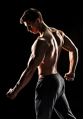 포토 JPG 해외이미지 남자 포즈 검은배경 근육 한명 상반신 성인 옆모습 주먹 보디빌더 근육질 성인남자한명만 해외포토 1 뷰포인트 백그라운드 모션 사람 검은색 보디빌딩 몸매 남자한명만 성인남자만 파일형식 이미지허브