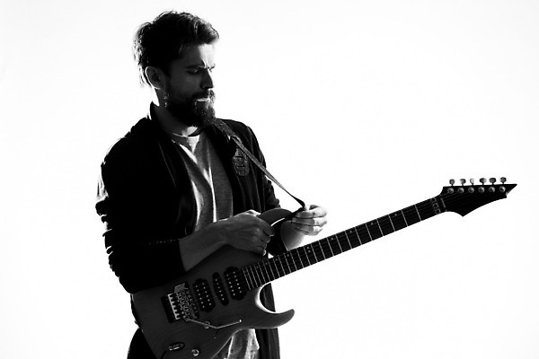 포토 JPG 해외이미지 남자 흑백 한명 상반신 성인 옆모습 기타 잡기 매기 기타리스트 로큰롤 락스타 성인남자한명만 내려보기 해외포토 1 음악 뷰포인트 모션 현악기 촬영기법 사람 연주자 남자한명만 성인남자만 파일형식 이미지허브