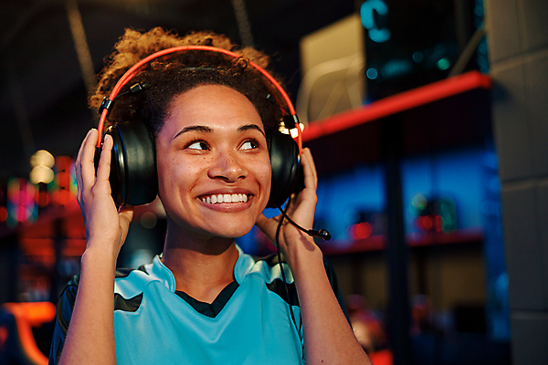 포토 JPG 해외이미지 여자 한명 상반신 성인 취미 앞모습 헤드셋 경쟁 게임 사이버 게이머 성인여자한명만 해외포토 1 뷰포인트 음향기기 컨셉 놀이 사람 헤드폰 여자한명만 성인여자만 파일형식 이미지허브