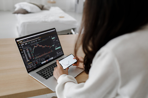 포토 JPG 해외이미지 백인 직업 라이프스타일 응시 여자 행복 거실 인터넷 비즈니스 통신 창문 청소년 탁자 휴식 노동자 주택 실내 한명 미소 사람 앉기 성인 내부 노트북 인테리어 컴퓨터 소파 사무실 공책 흰색 업무 작업 비즈니스우먼 플랫 연결 온라인 프리랜서 해외포토 서양인 1 디자인 시선 감정 컬러 가구 컨셉 의자 모션 문구용품 표정 건물 생활 전자제품 직장인 파일형식 이미지허브