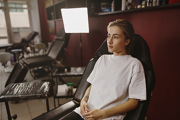 포토 JPG 해외이미지 디자인 여자 의자 실내 한명 앉기 상반신 성인 앞모습 옆모습 소파 기다림 문신 고객 성인여자한명만 해외포토 1 뷰포인트 가구 모션 사람 내부 여자한명만 성인여자만 파일형식 이미지허브