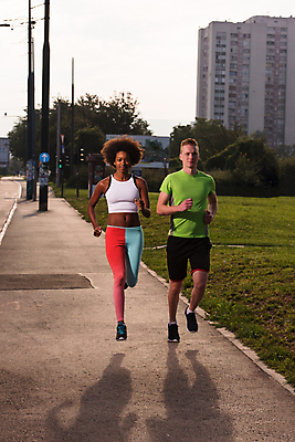 포토 JPG 해외이미지 주간 전신 공원 여자 남자 아파트 함께함 성인 야외 두명 앞모습 달리기 조깅 보행로 마라톤 달리기선수 성인만 해외포토 자연요소 공공시설 길 뷰포인트 컨셉 모션 주택 사람 경기 운동 육상스포츠 육상선수 파일형식 이미지허브