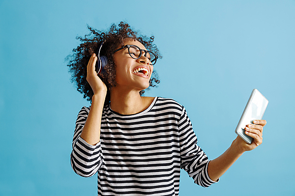 포토 JPG 해외이미지 여자 실내 한명 웃음 들기 상반신 성인 앞모습 스마트폰 헤드셋 즐거움 파란배경 성인여자한명만 안경낌 해외포토 1 감정 안경 뷰포인트 음향기기 백그라운드 모션 표정 사람 내부 파란색 핸드폰 스마트기기 헤드폰 여자한명만 성인여자만 파일형식 이미지허브