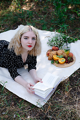 포토 JPG 해외이미지 백인 라이프스타일 계절 공원 여자 행복 음료 음식 과일 자연 휴식 한명 앉기 야외 금발 소풍 기쁨 낭만 자유 시골 달콤 맛 담요 먹기 레모네이드 미녀 주말 해외포토 서양인 1 헤어스타일 공공시설 감정 컨셉 모션 사람 생활 야외활동 미인 생태계 에이드 파일형식 이미지허브